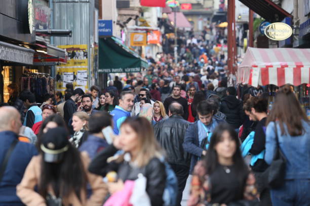 카디코이 해안선을 걷는 사람들의 군중 - kadikoy district 뉴스 사진 이미지