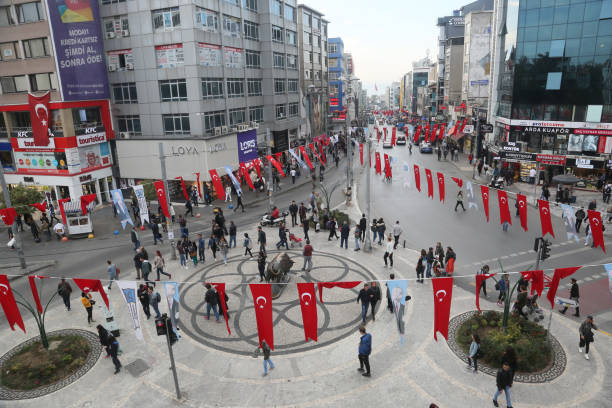 유명한 황소 광장에서 걷는 사람들 - kadikoy district 뉴스 사진 이미지