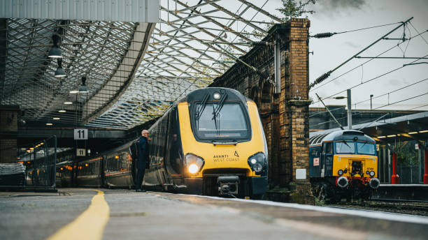 персонал западного побережья avanti во время железнодорожных забастовок rmt на железнодорожной станции кру. - rmt стоковые фото и изображения