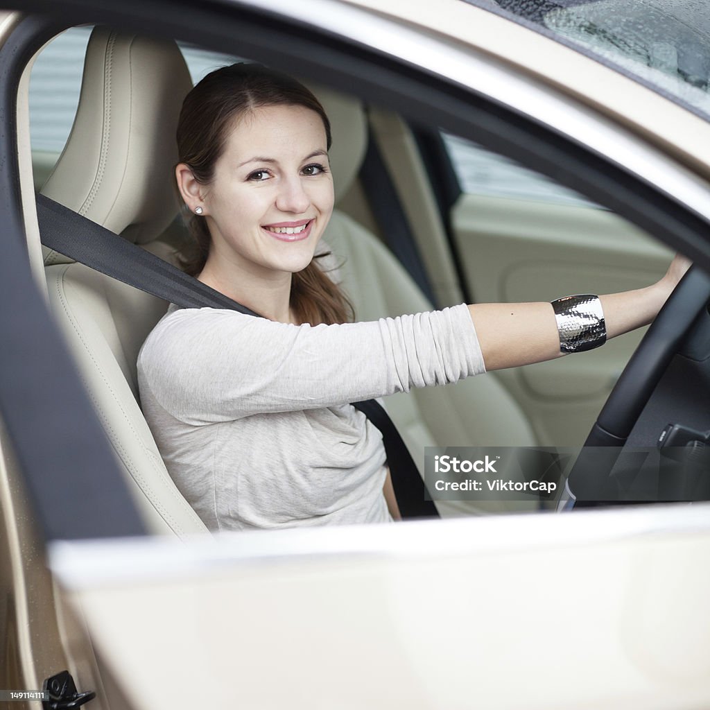 Jovem mulher dirigindo seu carro novo - Foto de stock de Cinto de segurança royalty-free