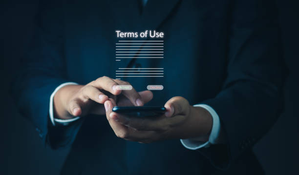 Terms of use business concept. Businessman Sign Terms of use and reading terms and conditions of website or service before clicking button accept or decline, online banking check budget planning. términos de uso concepto de negocio. firma de empresarios términos de uso y lectura de los términos y condiciones del sitio web o servicio antes de hacer clic en el botón aceptar o rechazar, banca en línea verificar la planificación del presupuesto.