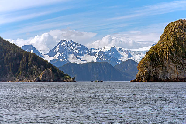 cruzeiro perto de península de seward, alasca - katmai peninsula imagens e fotografias de stock