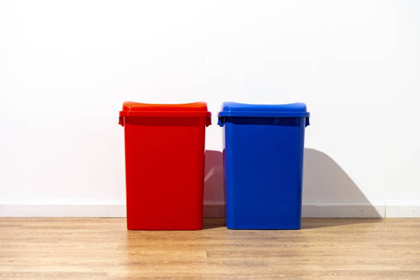 istock Plastic waste bin with lid in the room 1491178742