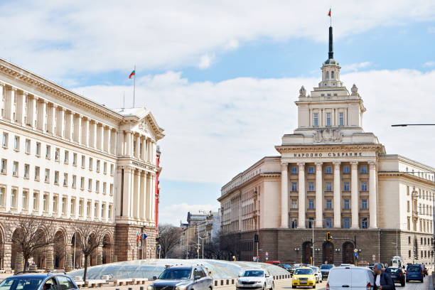 nationalversammlung und ministerrat auf dem unabhängigkeitsplatz in sofia - national landmark editorial color image horizontal stock-fotos und bilder