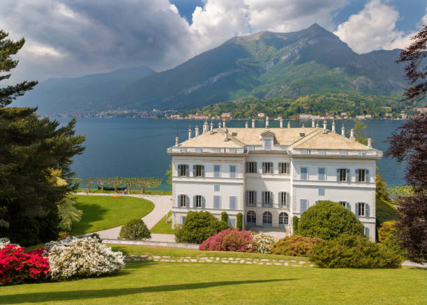 bellagio - la villa melzi en el paseo marítimo del lago de como y los jardines. - villa melzi fotografías e imágenes de stock