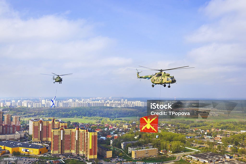 Elicottero con bandiera militare in parata di vittoria a mosca - Foto stock royalty-free di Ambientazione esterna