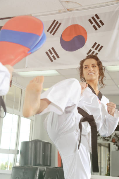 тхэквондо возбуждение - martial arts women tae kwon do black belt стоковые фото и изображения