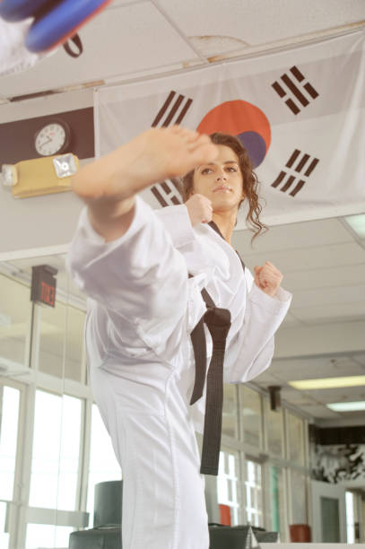 тхэквондо довел дело до конца - martial arts women tae kwon do black belt стоковые фото и изображения