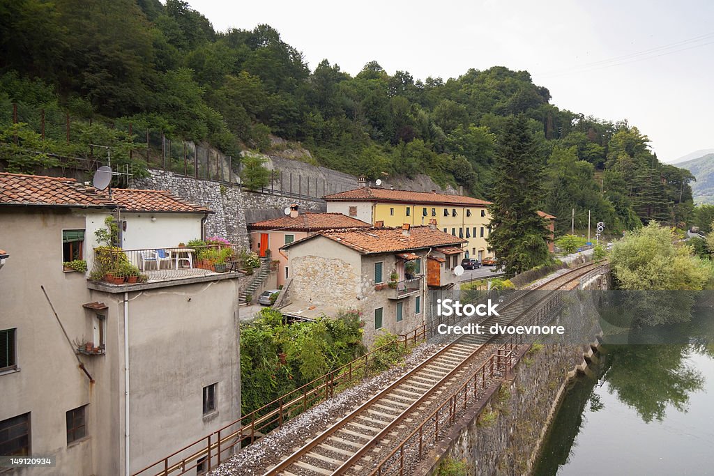 Tren por el río - Foto de stock de Acero libre de derechos