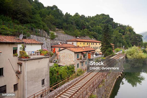 Tren Por El Río Foto de stock y más banco de imágenes de Acero - Acero, Agua, Aire libre