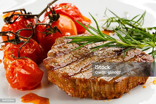 Gegrilltes Beefsteak Und Gebratene Tomaten Stockfoto und mehr Bilder von Am Spieß gebraten - Am Spieß gebraten, Bratengericht, Essbare Verzierung