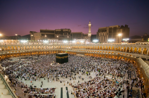 Musulmana pilgrims circumambulate la Kaaba al amanecer photo