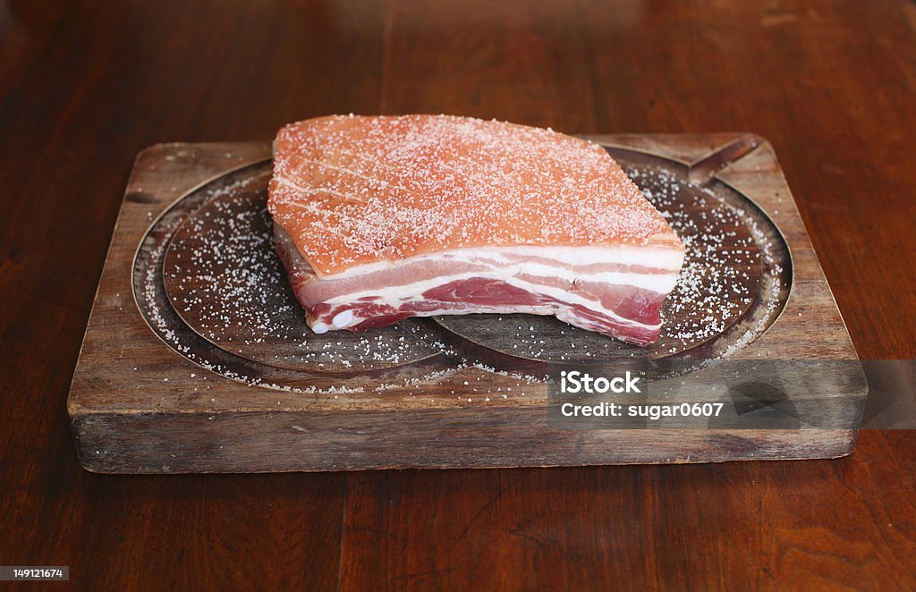 raw und gesalzener Schweinebauch auf einem hölzernen Tablett - Lizenzfrei Schweinebauch Stock-Foto