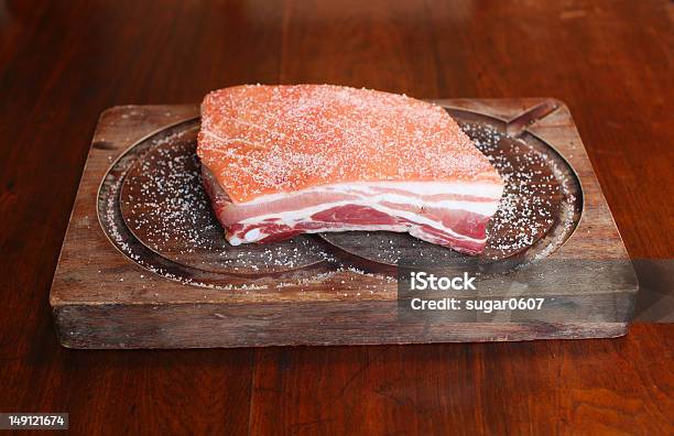 Raw Und Gesalzener Schweinebauch Auf Einem Hölzernen Tablett Stockfoto und mehr Bilder von Schweinebauch