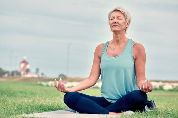 méditation, femme âgée et exercice de mudra au parc pour le bien-être, la santé mentale ou la forme physique sur la maquette du ciel. la dame âgée médite en plein air pour se détendre en paix, dans un état d’esprit guérisseur ou des mains zen  - senior adult outdoors wellbeing sky photos et images de collection