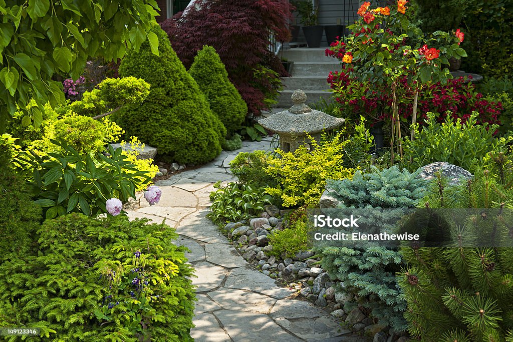 Allée de jardin avec pierre aménagement paysager - Photo de Jardin classique libre de droits