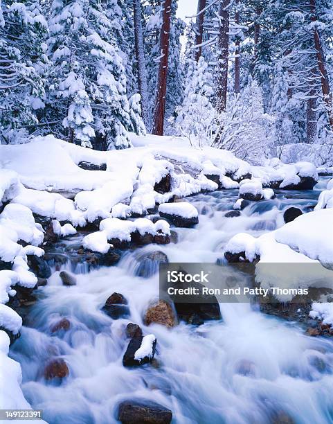 Invierno En Emerald Bay State Park California Foto de stock y más banco de imágenes de Catarata - Catarata, Helado - Condición, Lago Tahoe