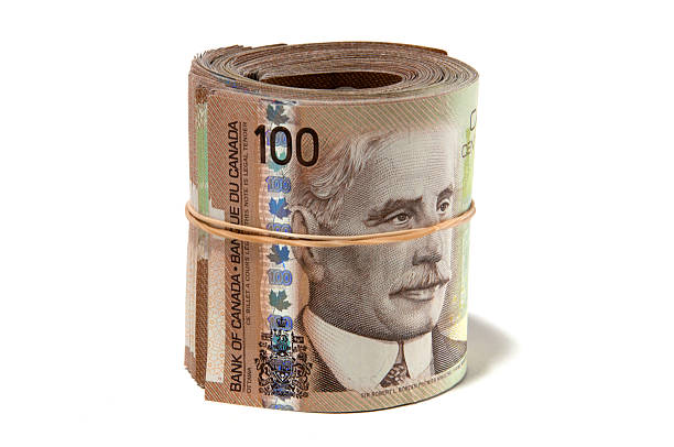 canadian hundert dollar rechnungen hochgekrempelte - canadian currency stock-fotos und bilder