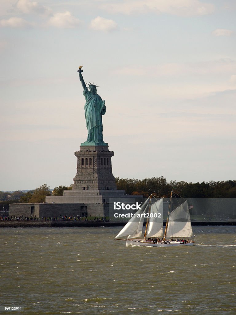 Veleiro e a estátua da liberdade e Manhattan, Nova Iorque - Royalty-free Ao Ar Livre Foto de stock