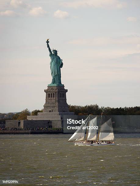 Veleiro E A Estátua Da Liberdade E Manhattan Nova Iorque - Fotografias de stock e mais imagens de Ao Ar Livre