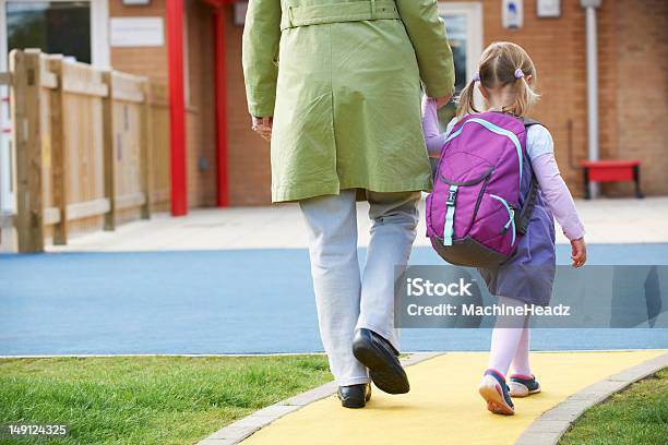 Eltern Mit Kind Pre School Stockfoto und mehr Bilder von Der erste Schultag - Der erste Schultag, Vorschulalter, Vorschulkind