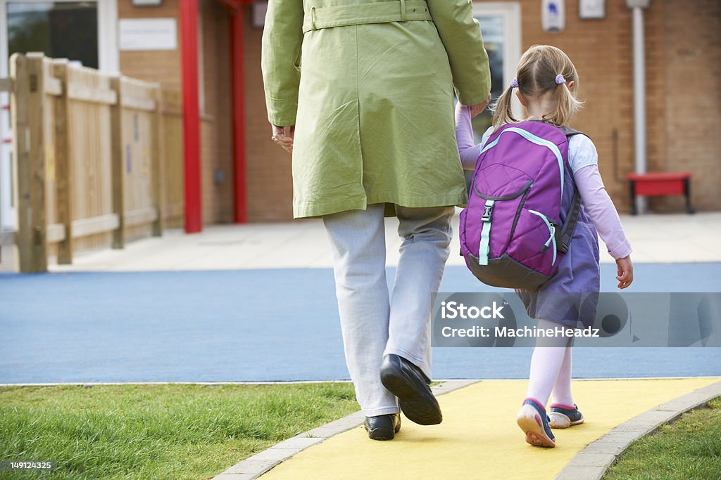 Родители с ребенком, чтобы перед школы - Стоковые фото Первый день в школе роялти-фри