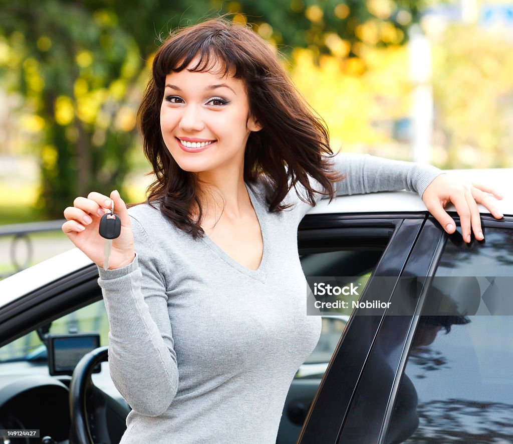 Jolie fille montrant la clé de voiture - Photo de Voiture libre de droits