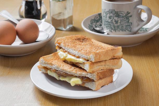 카야 토스트 버터. 전통적인 오리엔탈 및 빈티지 코피티암 조식 스타일 - sandwich breakfast boiled egg close up 뉴스 사진 이미지