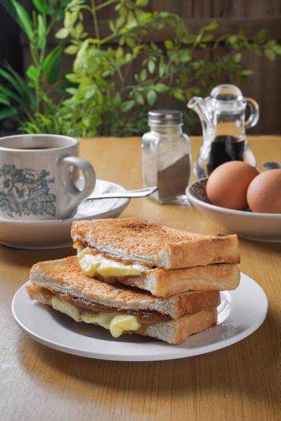 카야 토스트 버터. 전통적인 오리엔탈 및 빈티지 코피티암 아침 식사 스타일. - sandwich breakfast boiled egg close up 뉴스 사진 이미지
