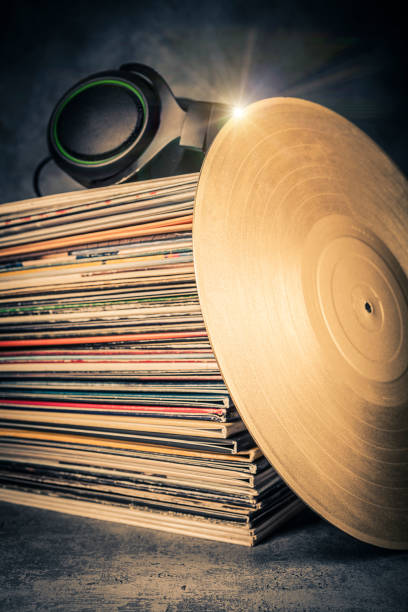 vinyl record and headphones on grey background. music concept. copy space. - pile of newspapers audio imagens e fotografias de stock