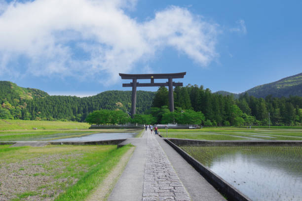 landschaft von japan/kumano kodo unter dem blauen himmel - flussinsel landform stock-fotos und bilder