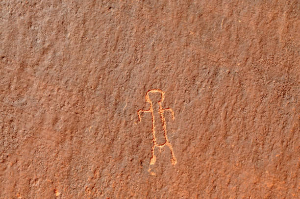 petroglifos arte rupestre nativo americano - cave painting indigenous culture art arizona fotografías e imágenes de stock