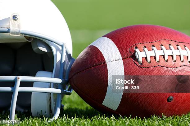 Футбол И Шлем На Поле — стоковые фотографии и другие картинки Футбольный шлем - Футбольный шлем, Американский футбол, Американский футбол - мяч