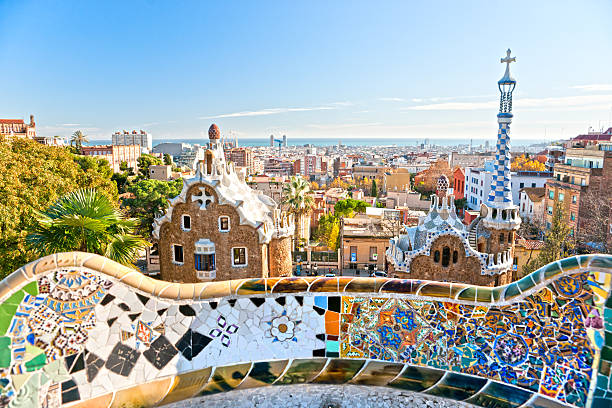 parque guell em barcelona, espanha. - mosaic tile antonio gaudi art imagens e fotografias de stock