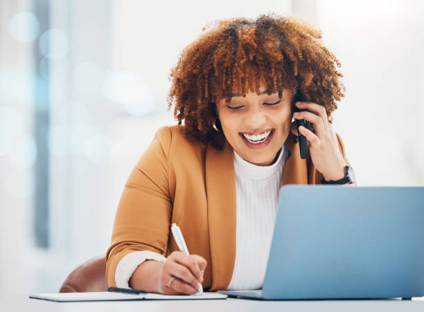 écriture, appel téléphonique et carnet avec une femme noire au bureau pour le réseautage, l’horaire et la communication. contact, planification et agenda avec la fille au bureau pour l’administration, la technologie et l’information - employé de ladministration photos et images de collection