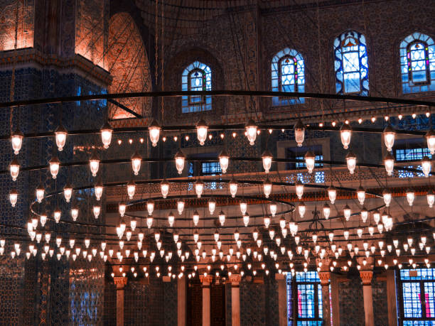 central chandelier in the mosque - cairo mosque egypt inside of imagens e fotografias de stock