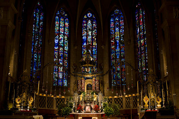 kathedrale notre-damme - stained glass pew church hymnal stock-fotos und bilder