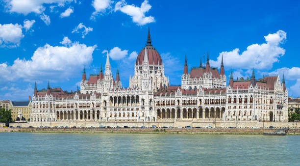 ungheria, vista panoramica del parlamento e dello skyline della città di budapest del centro storico - royal palace of buda immagine foto e immagini stock