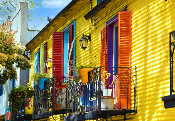 argentyna, kolorowe budynki el caminito, popularnej miejscowości turystycznej w buenos aires - la boca zdjęcia i obrazy z banku zdjęć