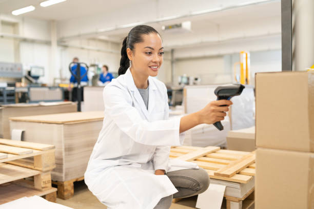 istock Asian female worker holding RFID scanner and scanning parcel barcode in delivery  warehouse 1491287172
