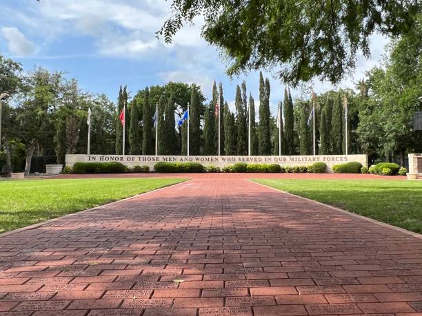 재향 군인 기념 광장 - 봉사한 사람들을 기리기 - veterans memorial plaza 뉴스 사진 이미지