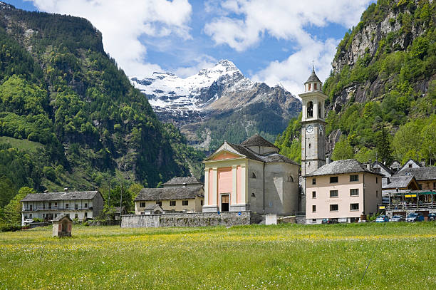 aldeia sonogono - tessin imagens e fotografias de stock