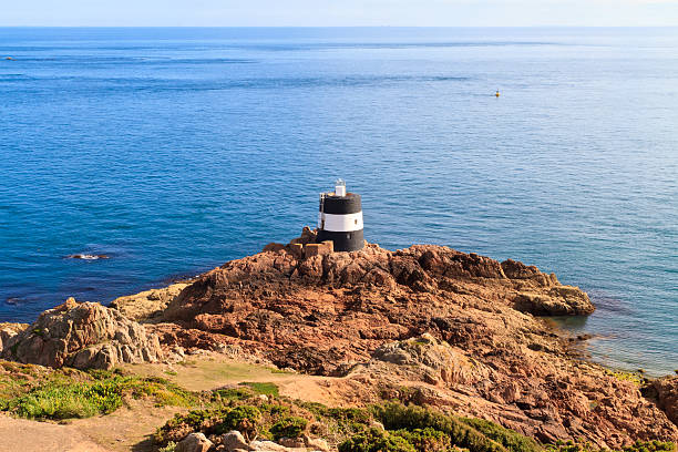 noirmont ponto farol de saint aubin's bay, jersey, o canal - jersey uk nature landscape imagens e fotografias de stock