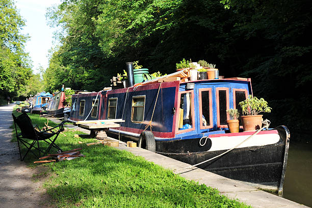 embarcaciones en un estrecho canal en el campo - canal narrow boat nautical vessel england fotografías e imágenes de stock