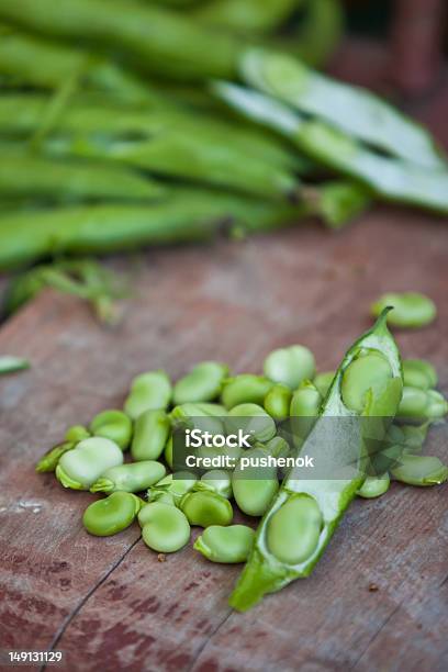 Alguns Fava Casca Cozidos Na Superfície De Madeira - Fotografias de stock e mais imagens de Fava