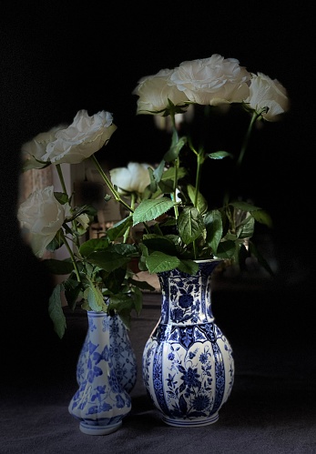 White roses in perpective with Delft blue