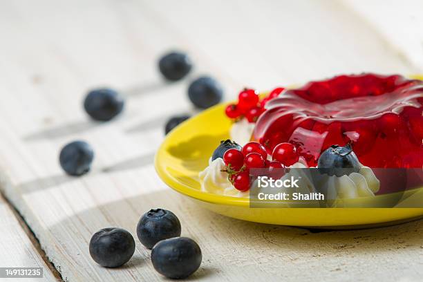 Photo libre de droit de Gros Plan De La Gelée Avec Fruits Rouges banque d'images et plus d'images libres de droit de Aliment - Aliment, Aliment battu, Assiette