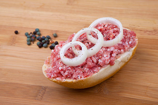 pane con manzo tritato-gehacktes-brötchen - korn foto e immagini stock