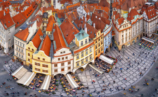 diretamente acima da vista da praça da cidade velha de praga - prague czech republic high angle view aerial view - fotografias e filmes do acervo