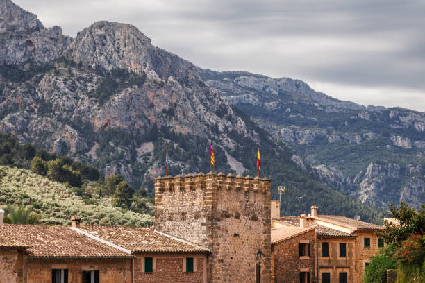 pueblo tradicional fornalutx en mallorca - fornalutx majorca spain village fotografías e imágenes de stock